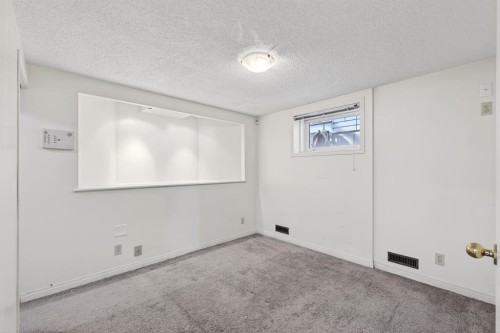 1004 20 Avenue Se, Calgary, AB - Indoor Photo Showing Other Room