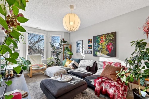 1004 20 Avenue Se, Calgary, AB - Indoor Photo Showing Living Room