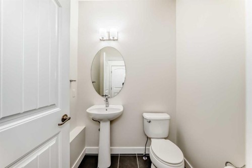 80 New Brighton Grove Se, Calgary, AB - Indoor Photo Showing Bathroom