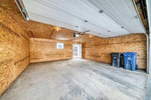 80 New Brighton Grove Se, Calgary, AB - Indoor Photo Showing Garage
