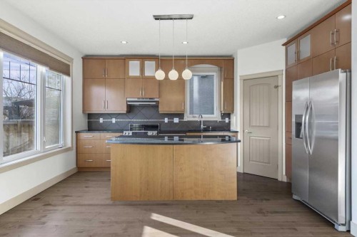 433 19 Avenue Ne, Calgary, AB - Indoor Photo Showing Kitchen