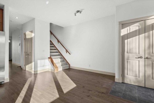 433 19 Avenue Ne, Calgary, AB - Indoor Photo Showing Other Room
