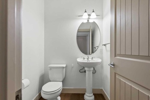 433 19 Avenue Ne, Calgary, AB - Indoor Photo Showing Bathroom