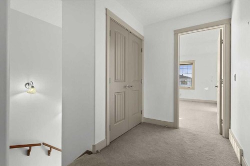 433 19 Avenue Ne, Calgary, AB - Indoor Photo Showing Other Room
