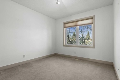433 19 Avenue Ne, Calgary, AB - Indoor Photo Showing Other Room