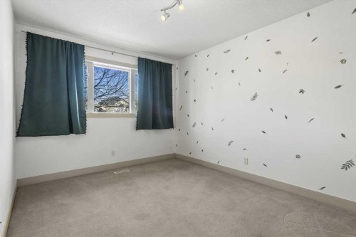433 19 Avenue Ne, Calgary, AB - Indoor Photo Showing Other Room