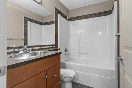 433 19 Avenue Ne, Calgary, AB - Indoor Photo Showing Bathroom