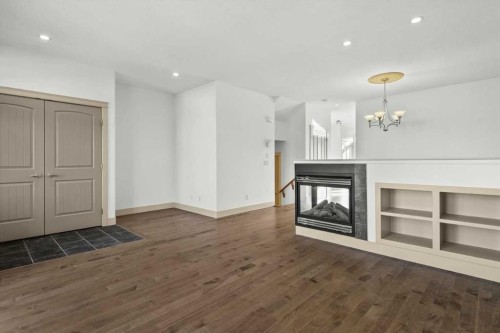 433 19 Avenue Ne, Calgary, AB - Indoor With Fireplace