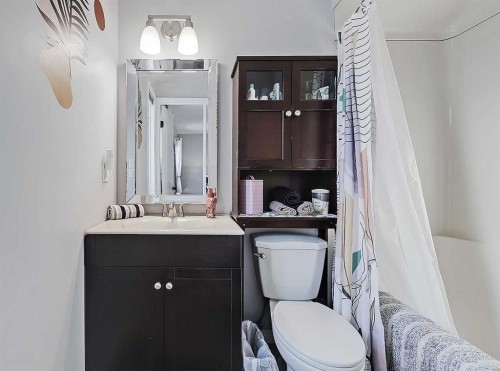 9 Hunters Mews, Okotoks, AB - Indoor Photo Showing Bathroom