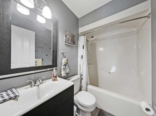 9 Hunters Mews, Okotoks, AB - Indoor Photo Showing Bathroom