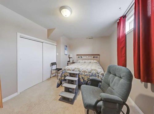 9 Hunters Mews, Okotoks, AB - Indoor Photo Showing Bedroom