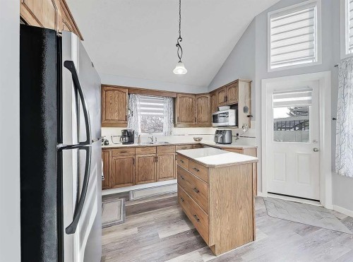 9 Hunters Mews, Okotoks, AB - Indoor Photo Showing Kitchen
