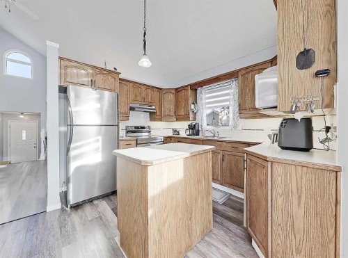 9 Hunters Mews, Okotoks, AB - Indoor Photo Showing Kitchen