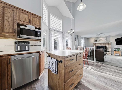 9 Hunters Mews, Okotoks, AB - Indoor Photo Showing Kitchen