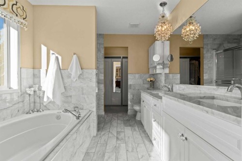 63 Springbank Crescent Sw, Calgary, AB - Indoor Photo Showing Bathroom