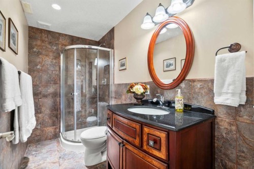 63 Springbank Crescent Sw, Calgary, AB - Indoor Photo Showing Bathroom