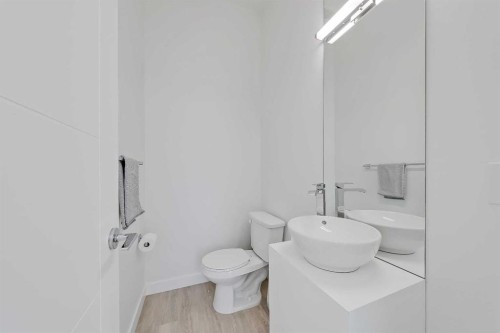 454 15 Avenue Ne, Calgary, AB - Indoor Photo Showing Bathroom