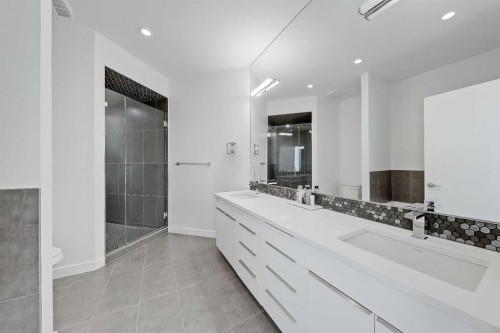 454 15 Avenue Ne, Calgary, AB - Indoor Photo Showing Bathroom