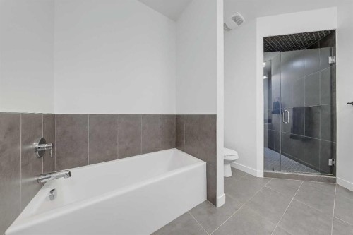 454 15 Avenue Ne, Calgary, AB - Indoor Photo Showing Bathroom
