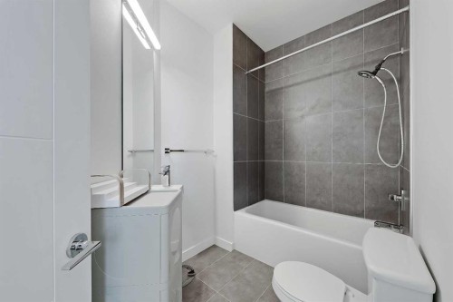454 15 Avenue Ne, Calgary, AB - Indoor Photo Showing Bathroom