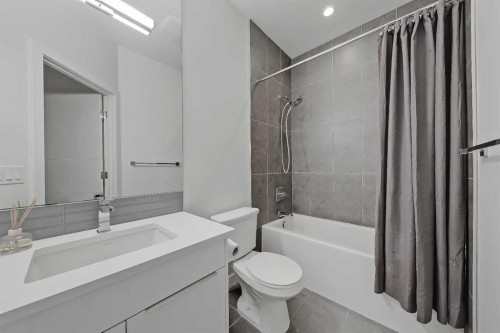454 15 Avenue Ne, Calgary, AB - Indoor Photo Showing Bathroom