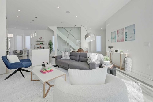 454 15 Avenue Ne, Calgary, AB - Indoor Photo Showing Living Room