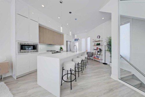 454 15 Avenue Ne, Calgary, AB - Indoor Photo Showing Kitchen With Upgraded Kitchen