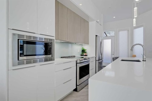 454 15 Avenue Ne, Calgary, AB - Indoor Photo Showing Kitchen With Stainless Steel Kitchen With Upgraded Kitchen