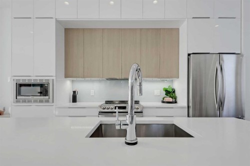 454 15 Avenue Ne, Calgary, AB - Indoor Photo Showing Kitchen With Stainless Steel Kitchen With Upgraded Kitchen