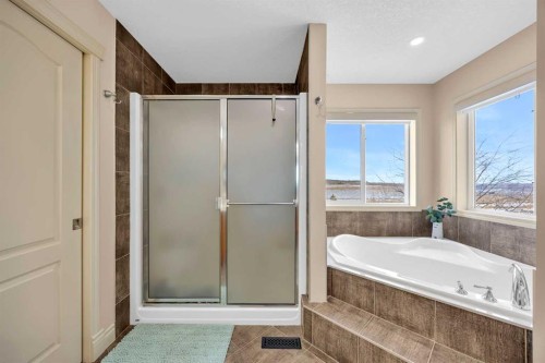 100 Cougarstone Manor Sw, Calgary, AB - Indoor Photo Showing Bathroom