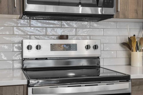 210-660 Shawnee Square Sw, Calgary, AB - Indoor Photo Showing Kitchen