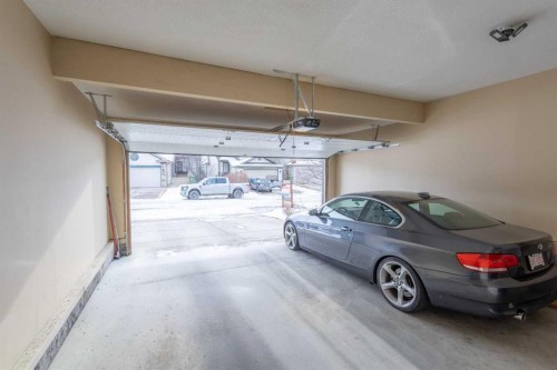 20 Tuscany Ridge Crescent Nw, Calgary, AB - Indoor Photo Showing Garage