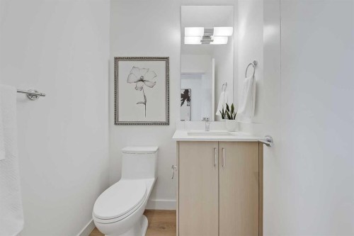 2-828 8 Avenue Ne, Calgary, AB - Indoor Photo Showing Bathroom