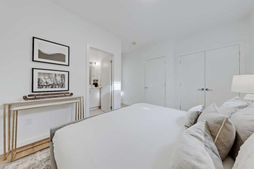 2-828 8 Avenue Ne, Calgary, AB - Indoor Photo Showing Bedroom