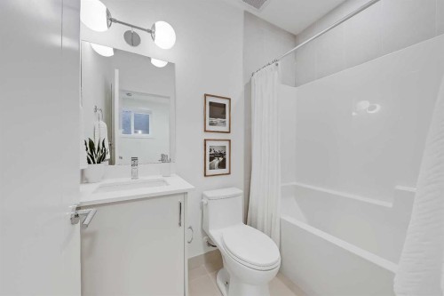 2-828 8 Avenue Ne, Calgary, AB - Indoor Photo Showing Bathroom