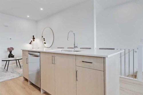 2-828 8 Avenue Ne, Calgary, AB - Indoor Photo Showing Other Room