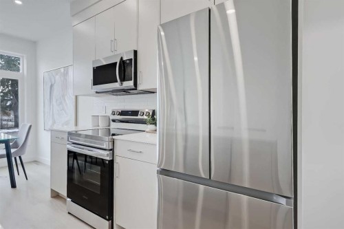 2-828 8 Avenue Ne, Calgary, AB - Indoor Photo Showing Kitchen With Stainless Steel Kitchen