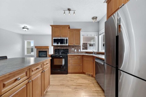 107 Strathmore Lakes Common, Strathmore, AB - Indoor Photo Showing Kitchen With Double Sink