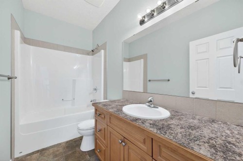 107 Strathmore Lakes Common, Strathmore, AB - Indoor Photo Showing Bathroom