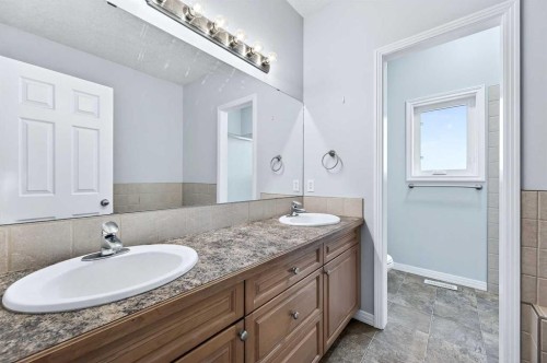 107 Strathmore Lakes Common, Strathmore, AB - Indoor Photo Showing Bathroom