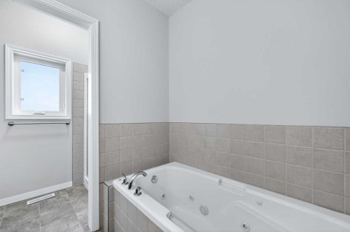 107 Strathmore Lakes Common, Strathmore, AB - Indoor Photo Showing Bathroom