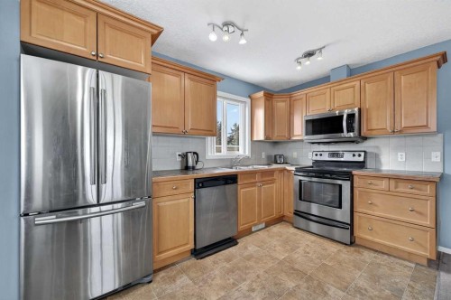 107 Strathmore Lakes Common, Strathmore, AB - Indoor Photo Showing Kitchen