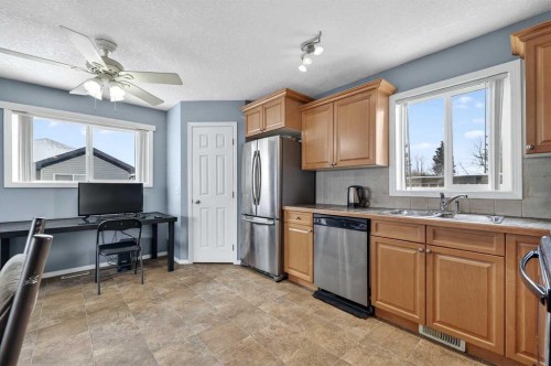107 Strathmore Lakes Common, Strathmore, AB - Indoor Photo Showing Kitchen With Double Sink