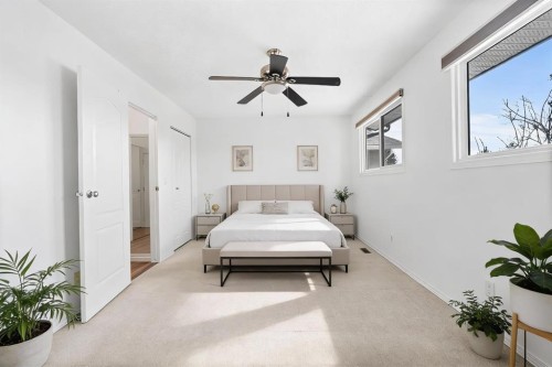 724 Pinecliff Road Ne, Calgary, AB - Indoor Photo Showing Bedroom