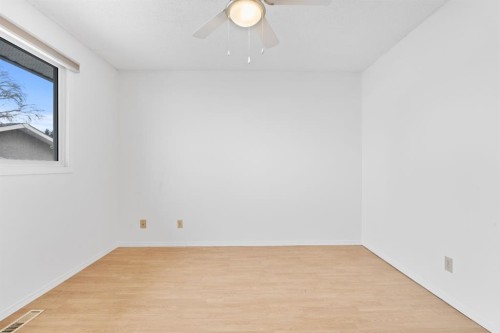 724 Pinecliff Road Ne, Calgary, AB - Indoor Photo Showing Other Room