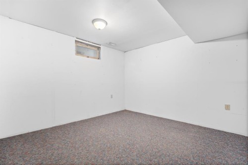724 Pinecliff Road Ne, Calgary, AB - Indoor Photo Showing Other Room