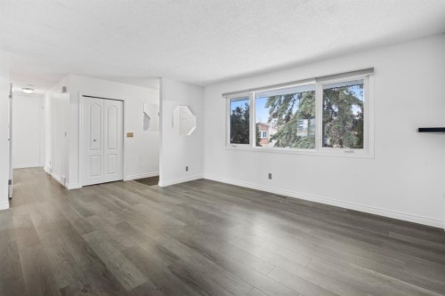 724 Pinecliff Road Ne, Calgary, AB - Indoor