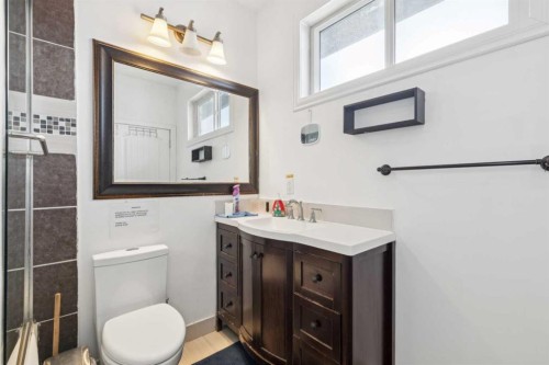 929 38 Street Se, Calgary, AB - Indoor Photo Showing Bathroom