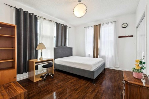 929 38 Street Se, Calgary, AB - Indoor Photo Showing Bedroom