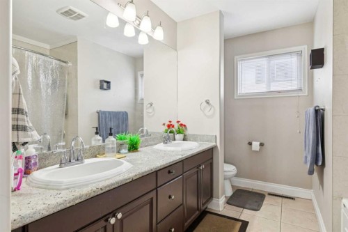 929 38 Street Se, Calgary, AB - Indoor Photo Showing Bathroom